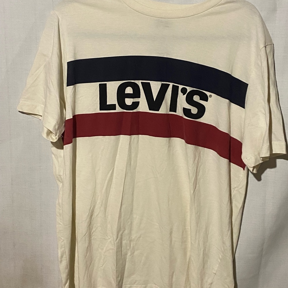 Classic Levi’s tee
